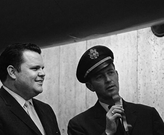 Agustín Barrios Gómez entrevista al piloto del Jet DC8